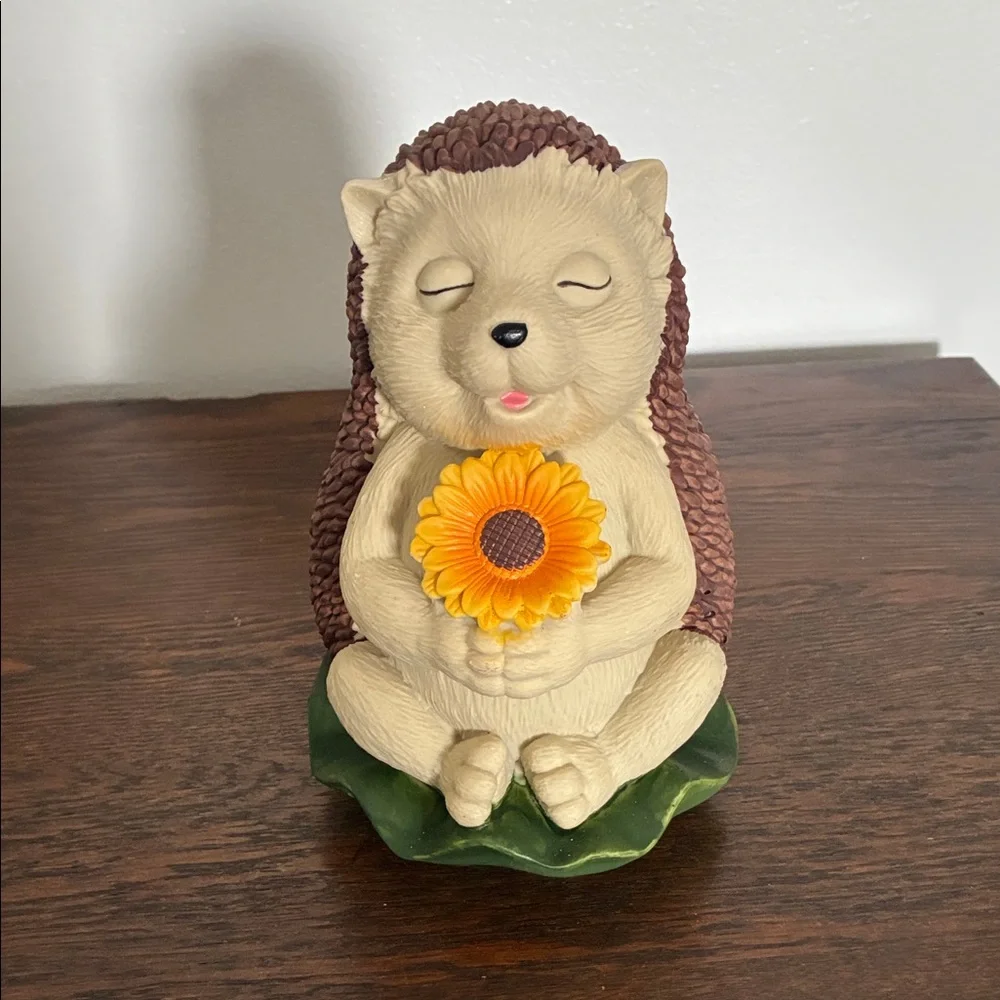 NWT- Adorable Hedgehog 🦔 Garden Figurine with Sunflower 🌻 - Picture 3 of 10